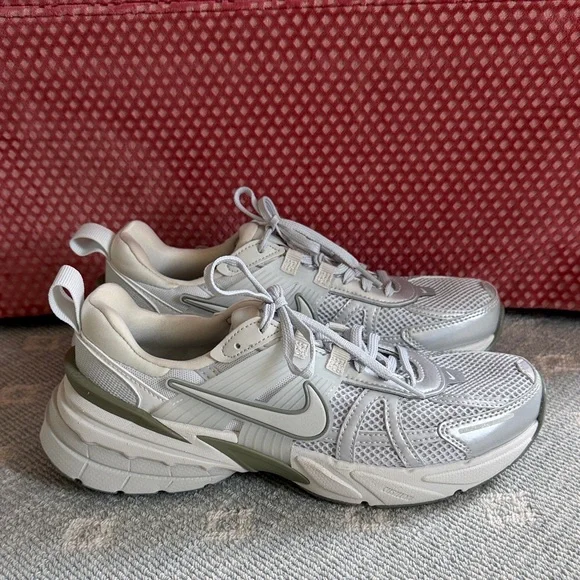 Nike Light Gray V2K Run Sneaker Brand New Never Worn - Picture 3 of 10